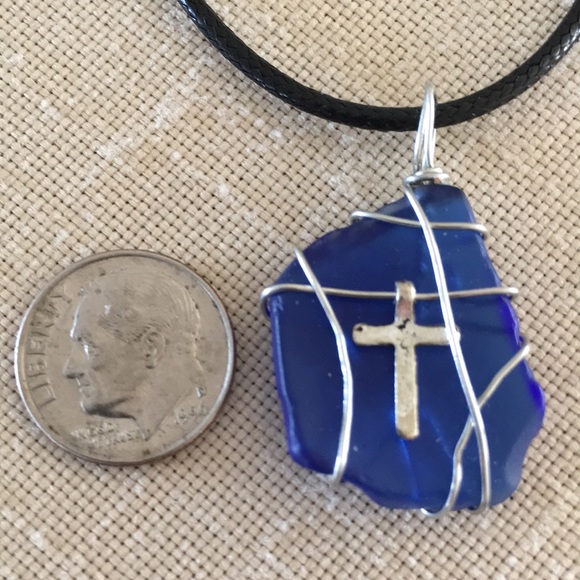 HAND CRAFTED Vintage Blue Glass Pendant Necklace - Picture 2 of 3